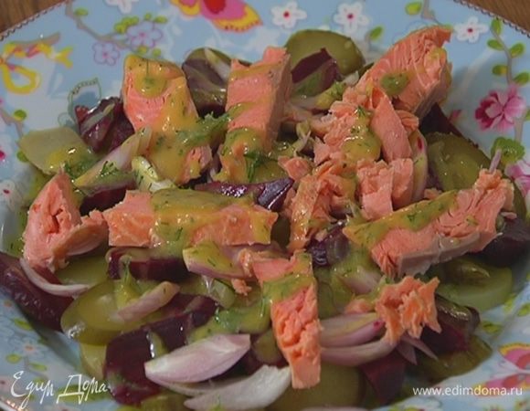 На большое блюдо выложить слоями картофель, огурцы, свеклу, замаринованный лук и рыбу, поливая каждый слой заправкой.