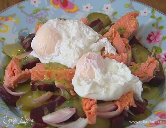 Сверху поместить яйца пашот и слегка надрезать желтки.