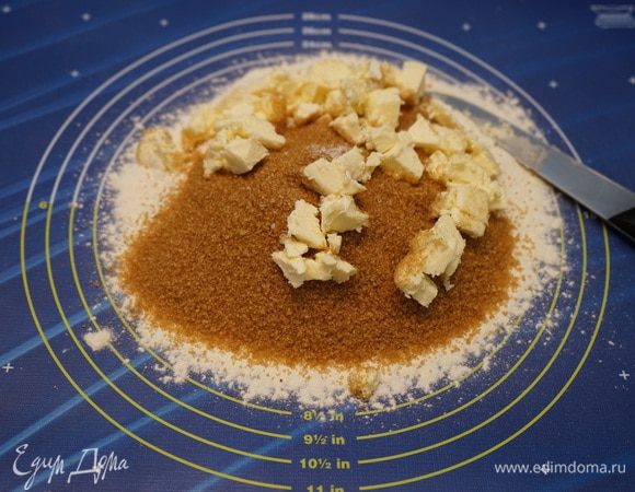 Пока запекается тыква, займемся тестом. Муку, сахар, соль и кусочки масла порубить ножом.