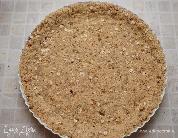 Распределить тесто по дну формы, сделать бортики. Вынимаем из духовки тыкву, понижаем температуру до 180 гр., ставим выпекаться основу для тарта около 15 минут до слегка румяного цвета.