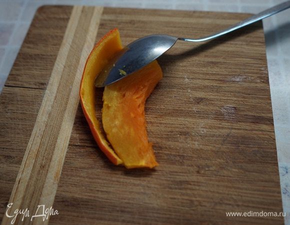 Вот так легко счищаем тыквенную мякоть со шкурки.