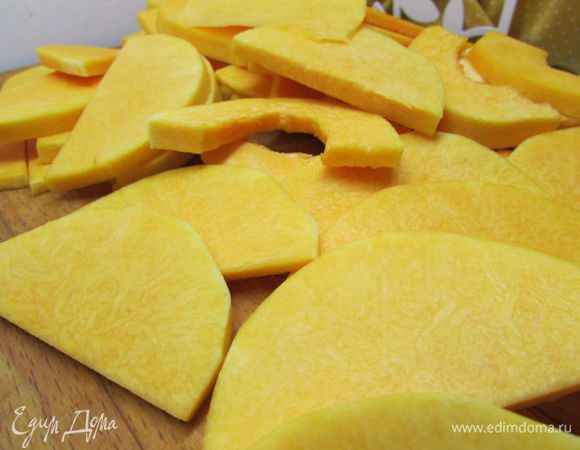 Тыкву почистить, нарезать тонкими пластинками.
