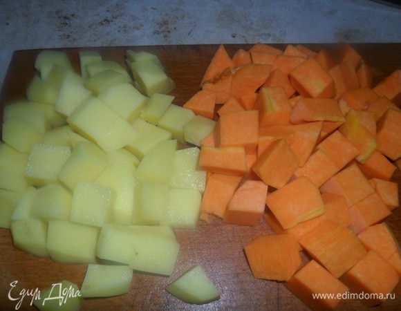 Картофель и тыкву порезать кубиками. 