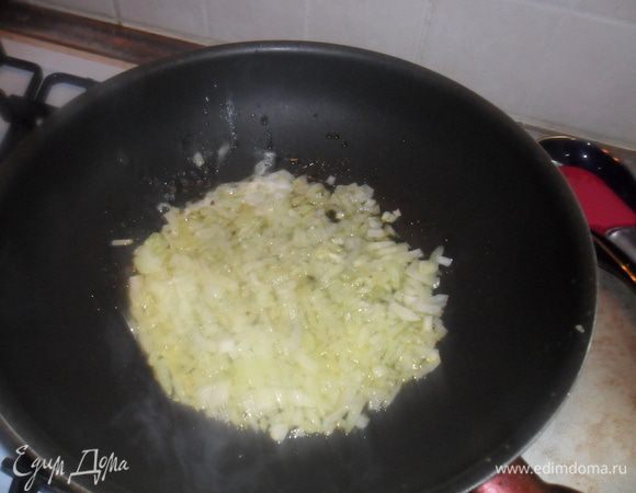 Лук нарезать мелко и спассеровать на смеси сливочного и оливкового масла. 