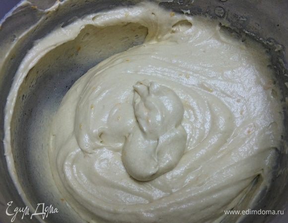 Небольшими порциями вмешиваем сухие ингредиенты в масляно-яичную смесь. Тесто готово. 