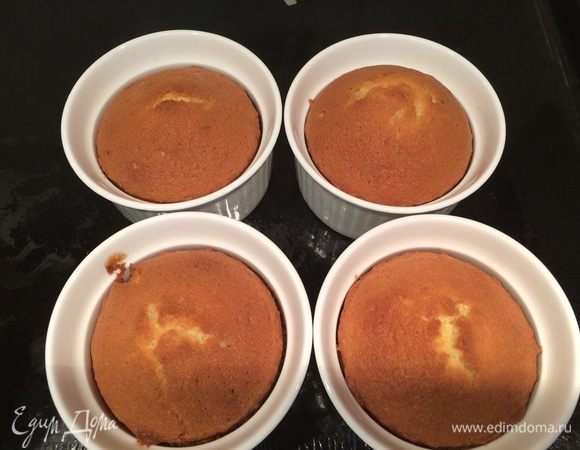 Готовые капкейки достаем из духовки и даем им полностью остыть.
А тем временем займемся приготовлением тыквенного сабайона.