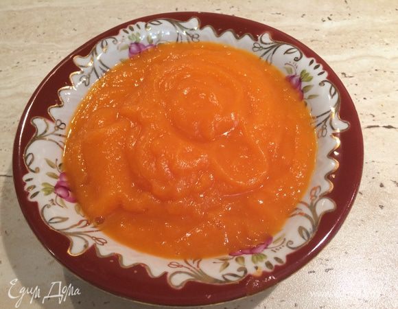 Тыкву очищаем и режем кусочками среднего размера. 
Форму для выпечки застилаем пергаментом, выкладываем тыкву, посыпаем немного сахарной пудрой и запекаем в разогретой духовке при температуре 200 градусов в течение 15-20 мин.
Готовую тыкву пюрируем погружным блендером.