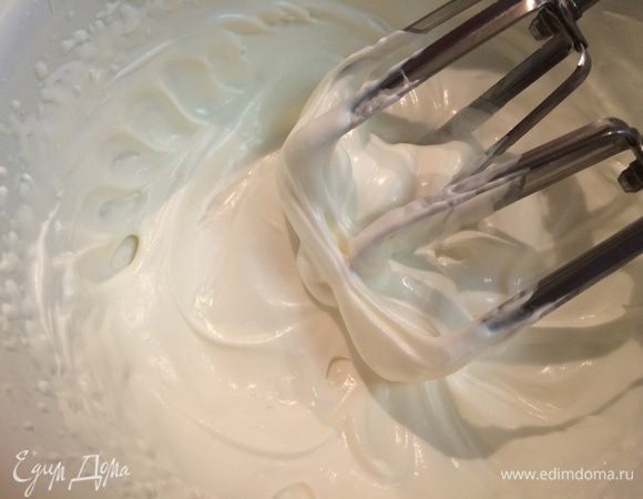 Желатин заливаем 2-3 чайными ложками воды комнатной температуры и оставляем на 10 мин. Затем смесь прогреваем до полного растворения желатина (не доводим до кипения!!!).
Тыквенное пюре доводим до кипения, соединяем с прогретым желатином и охлаждаем на ледяной бане. 

Отдельно взбиваем сливки с 1 ст.л. сахарной пудры до устойчивых пик. 