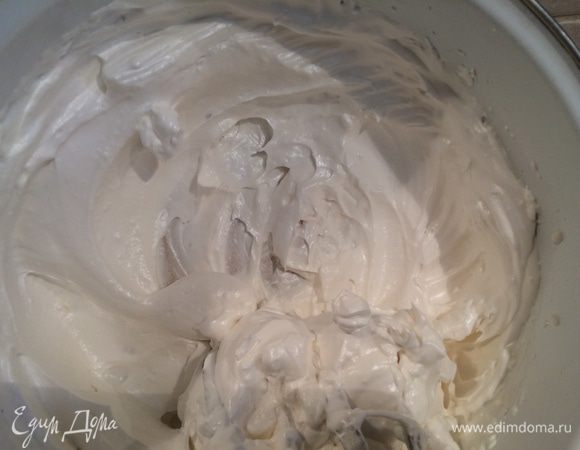 Готовый сахарный сироп вливаем тонкой струйкой во взбивающиеся в чаше комбайна белки. Первые две минуты взбиваем меренгу на высоких оборотах, затем уменьшаем скорость и продолжаем взбивать массу до полного остывания.
Меренга готова.

