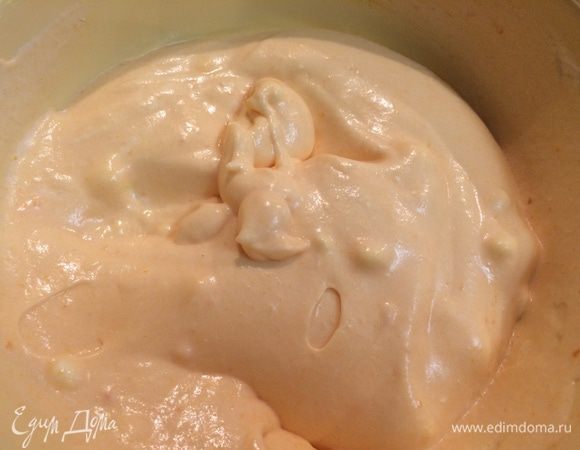 Готовую меренгу делим на две части. 

Тыквенное пюре соединяем со взбитыми сливками и 1/2 частью меренги. Аккуратно вымешиваем силиконовой лопаткой. Тыквенный сабайон готов.

Вторую часть меренги на время убираем, она понадобится нам для украшения капкейков.