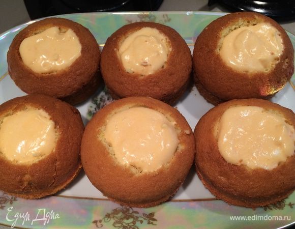 Теперь маленьким ножом делаем недольшие углубления в центре каждого капкейка, с помощью кондитерского шприца выкладываем тыквенный сабайон и отправляем капкейки в холодильник на 10-15 мин. 
