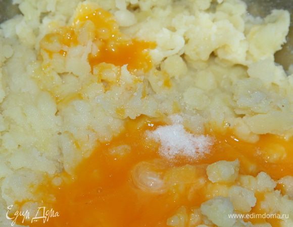 Картофель отвариваем до готовности, даем остыть и разминаем толкушкой. Добавляем яйцо и щепотку соли. С солью не усердствуем, т. к. у нас и бекон соленый, и брынза тоже.