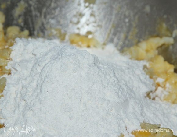 Добавляем муку, сначала 150 грамм, и замешиваем тесто.