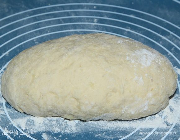 Затем, постепенно добавляем остальную муку и вымешиваем. Муку добавляем до тех пор, пока тесто не перестанет липнуть к рукам. Так что вполне может потребоваться больше муки, чем указано в рецептуре. Я не люблю тугое тесто, поэтому просто подсыпаю понемногу муку, чтобы тесто не липло к рукам...