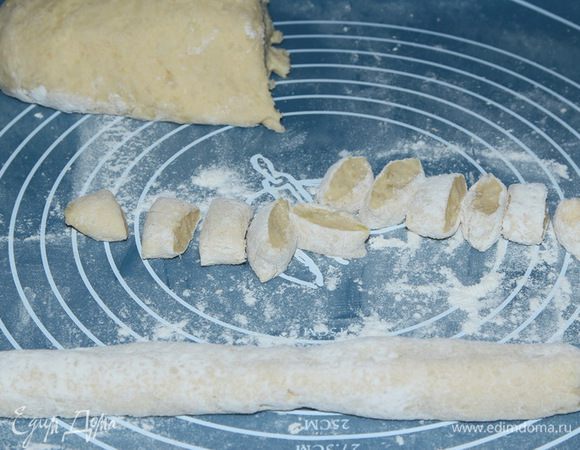 Катаем колбаски и нарезаем их на небольшие кусочки.