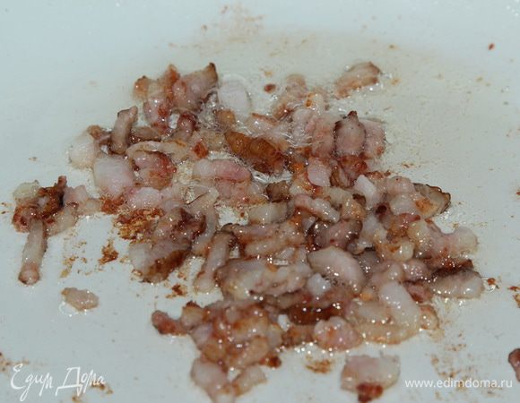 Сало режем мелко и хорошо обжариваем в сковороде, практически до состояния шкварок. 