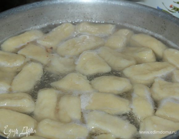 В кипящую воду опускаем наши картофельные галушки и как только они всплывут на поверхность - вынимаем шумовкой.