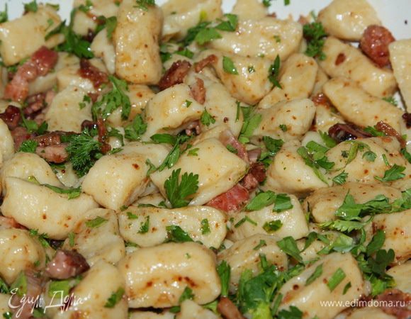 Пучок петрушки нарезаем не мелко, добавляем к галушкам, вымешиваем.