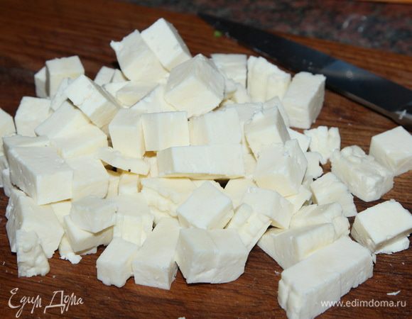 Брынзу нарезаем кусочками.