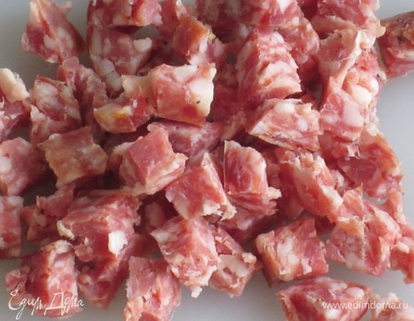 Салями и оливки мелко нарезать.