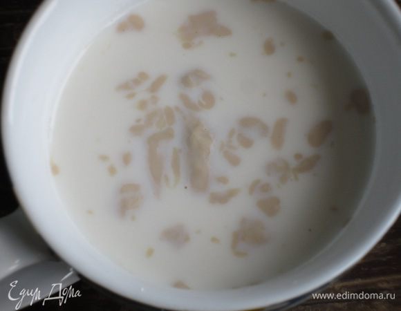 Молоко немного подогреть. Дрожжи раскрошить, залить молоком, добавить сахар и хорошо перемешать.