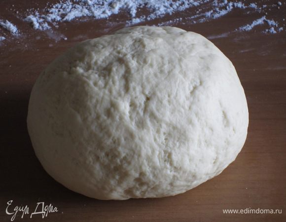 Добавить яйцо, оливковое масло, соль и вымесить тесто до однородного состояния.Тесто выложить в миску, присыпанную мукой, накрыть полотенцем и поставить подходить в тёплое место до увеличения объёма теста вдвое. 