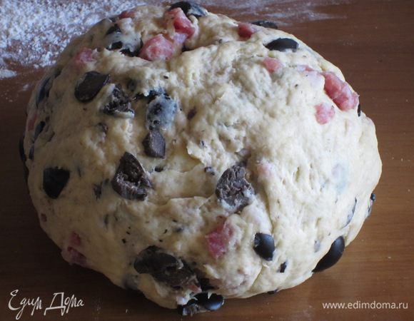 Добавить салями и оливки и ещё раз хорошо вымесить тесто.