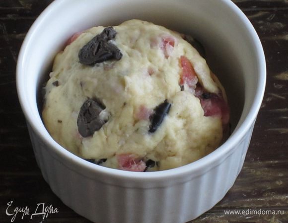 Выложить тесто в небольшие формочки и оставить на расстойку на 30 минут.