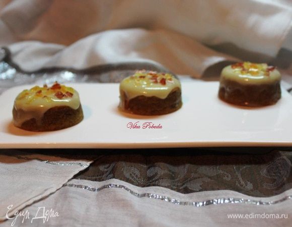 
Даем глазури немного времени схватиться и можно подавать!! Но вкуснее пирожные после ночи в холодильнике!
Если делать большим пирогом, то резать его лучше горячим ножом, чтобы глазурь не прилипла к нему, а она в свою очередь порадует вас своей глянцевостью и консистенцией. Благодаря составу она мягкая, но упругая, не ломается и не крошится!