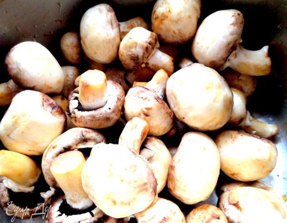 Я делала половину от количества в рецепте. Итак шампиньоны промыть,отварить 5 минут в 1,5 л воды с добавлением 1 ст. ложки соли. Дать стечь через сито.