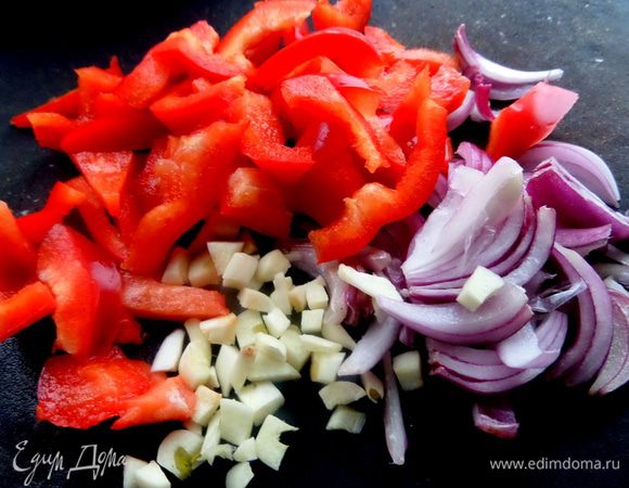 Перцы,лук крупно нарезать,чеснок порубить.