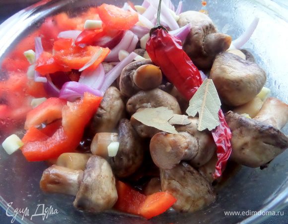 На дно уложить зелень, сверху грибы и перцы. Я сложила в стеклянную миску для СВЧ, но лучше в широкую банку. На данном этапе добавить чеснок и чили.