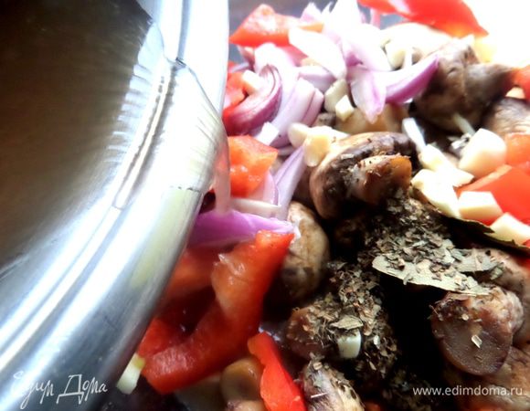 Смешиваем маринад (кроме масла и уксуса),нагреваем и кипятим до растворения соли и сахара,выключаем огонь и добавим уксус и масло. Заливаем осторожно наши грибы!