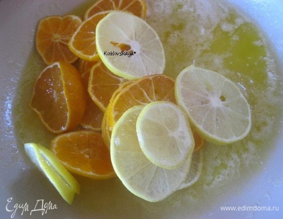 Выложить нарезанные цитрусы.