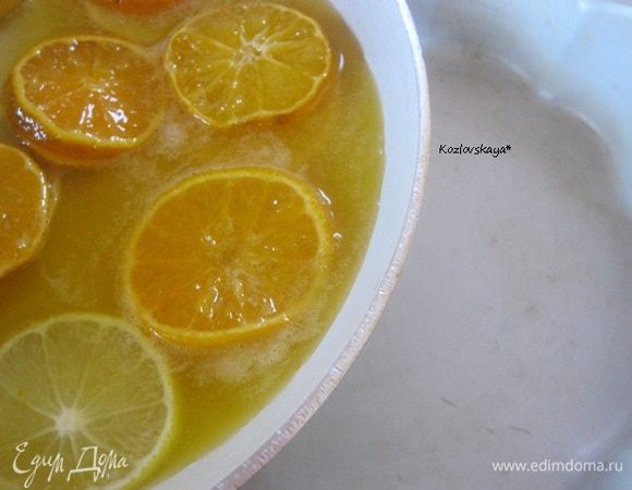Готовить, помешивая, на среднем огне пару минут.
В форму ( не разъемную) переложить содержимое сковороды.
Равномерно распределить цитрусы по форме.
Отставить в сторону.
