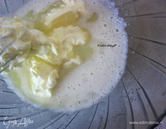 Добавить мягкое сливочное масло и ваниль.