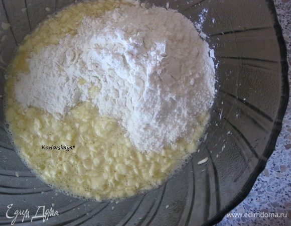 Добавить 1/3 часть муки, перемешать.