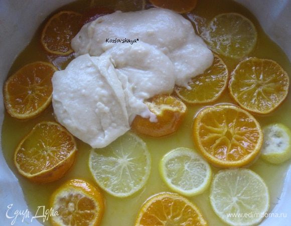 Готовое тесто аккуратно, равномерно переложить на цитрусы.
Выпекать в разогретой ( до 180 С) духовке, 40-50 минут
* Ориентируйтесь по своей духовке,  у меня пирог выпекался 40 минут.