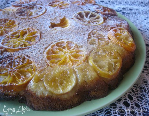 Взять большое плоское блюдо.

Готовый пирог остудить пару минут в форме.
Лопаткой пройтись по краям формы, перевернуть его на плоское блюдо и аккуратно убрать форму.
Готовый пирог по желанию присыпать сахарной пудрой и подавать)