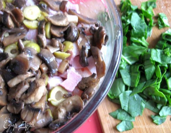 Грибы приготовить на оливковом масле на разогретой сковороде. Дать немного остыть. Добавить грибы. Шпинат помыть, порезать. Подмешать к  фаршу. 
