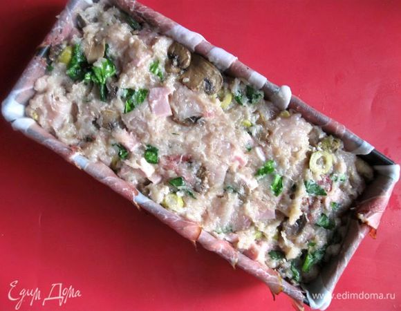 Выложить на бекон начинку, сначала половину, немного прижать руками, чтобы она была более плотной. Потом вторую часть, тоже прижать немного.  