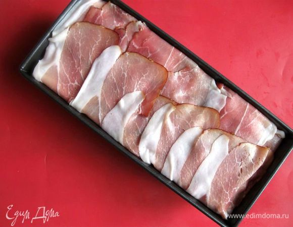 Накрыть свисающими пластинами бекона. Начинка должна быть полностью закрыта.