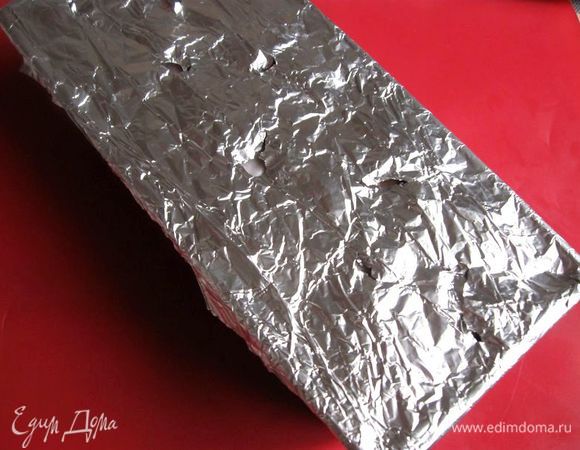 Сделать «крышечку» из фольги с дырочками для выхода пара.
