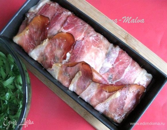 Духовку разогреть до 160 градусов.  Поставить на водяную баню форму с террином на 60 минут (вода должна доходить минимально до 1/3 высоты  формы с террином). Вынуть форму с террином из духовки, снять с него фольгу, аккуратно убрать водяную баню и поместить наш террин снова в духовку, разогретую до 200 градусов минут на 15 - 20.  Выключить духовку. 
