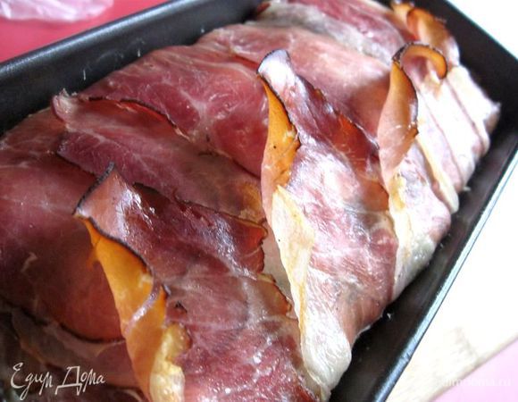  Дать остыть при комнатной температуре. Если вы не будете сливать образовавшуюся после запекания жидкость, у вас будет в конце процесса приготовления небольшое количество желе (после того, как террин будет вынут из холодильника).  Положить сверху (на дощечку, фольгу) груз весом примерно 800 г . Груз должен быть расположен равномерно. Я использую рис в двойном целлофановом пакете, который кладу на фольгу. После полного остывания убрать в холодильник минимум на 10 часов. 
