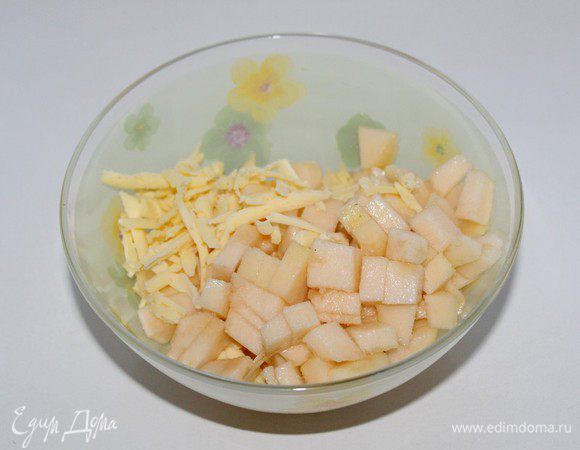 Грушу порезать кубиками.
Смешать тертый сыр с грушей, добавьте базилик(у меня его нет на фото)