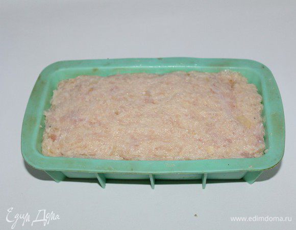 Закрыть отложенной четвертью фарша.