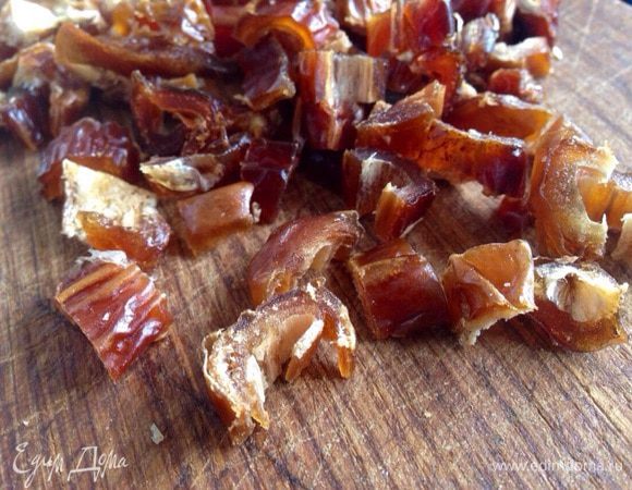 Финики мелко порезать и залить кипятком на 5 минут.