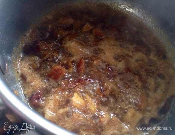 Потом воду слить,добавить 2 ст. ложки кипятка и мед,проварить на медленном огне до выпаривания жидкости.Дать чуть остыть.