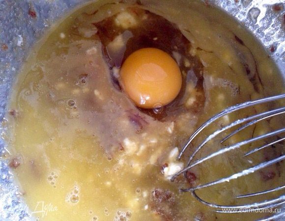 Растереть масло с сахаром,затем добавить финики,яйцо,небольшую щепотку соли и взбить венчиком.